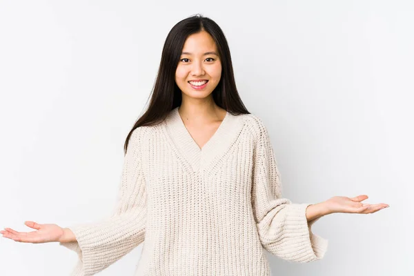Young Chinese Woman Isolated Showing Welcome Expression — Stock Photo, Image