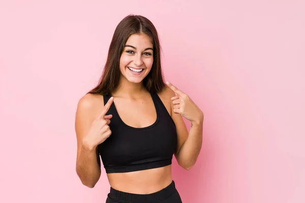 Joven Caucásico Fitness Mujer Haciendo Deporte Aislado Sonrisas Señalando Los — Foto de Stock