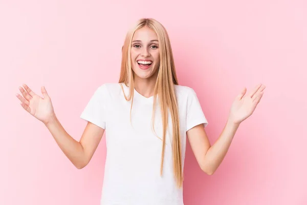 Mladá Blondýna Žena Růžovém Pozadí Obdrží Příjemné Překvapení Vzrušení Zvedání — Stock fotografie