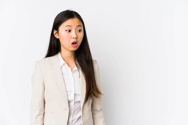 Jonge Zakelijke Chinese Vrouw Geïsoleerd Wordt Geschokt Door Iets Wat — Stockfoto