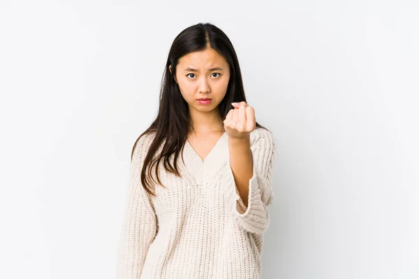 Jeune Femme Chinoise Isolée Montrant Poing Caméra Expression Faciale Agressive — Photo