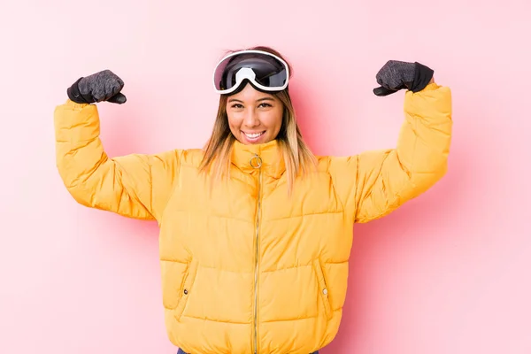 Young Caucasian Woman Wearing Ski Clothes Pink Background Showing Strength — 스톡 사진