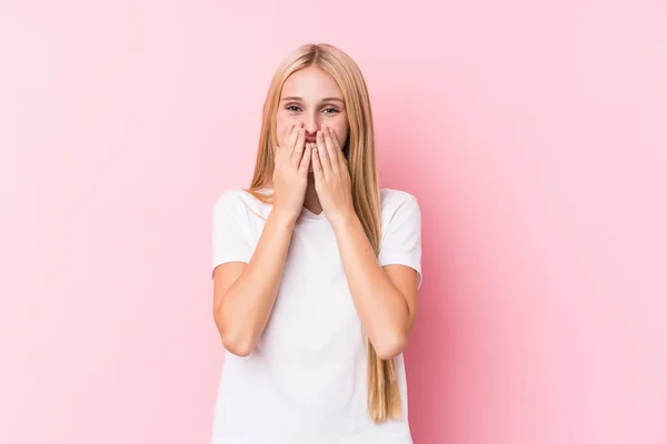 Ung Blond Kvinna Rosa Bakgrund Skrattar Något Täcker Munnen Med — Stockfoto