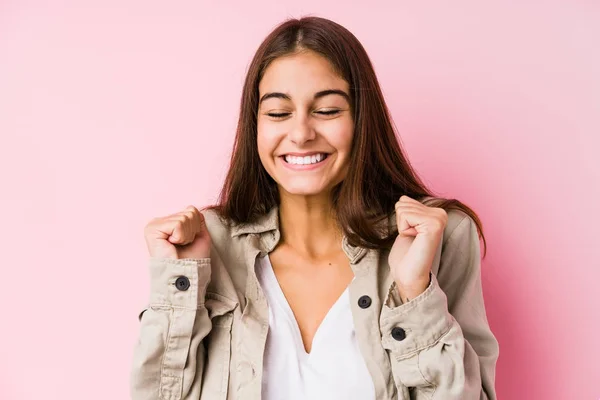 Joven Mujer Caucásica Posando Fondo Rosa Levantando Puño Sintiéndose Feliz —  Fotos de Stock