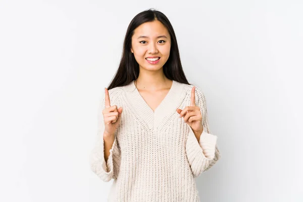 Jovem Chinesa Isolada Indica Com Ambos Dedos Dianteiros Para Cima — Fotografia de Stock