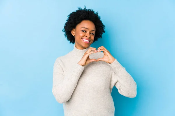 Femme Afro Américaine Âge Moyen Sur Fond Bleu Isolé Souriant — Photo