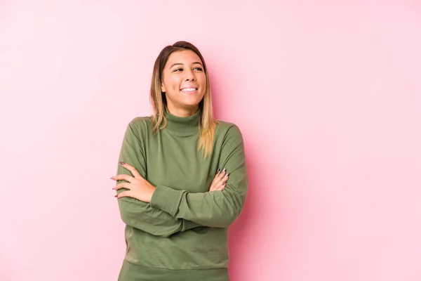 Young Caucasian Woman Posing Isolated Smiling Confident Crossed Arms — 스톡 사진