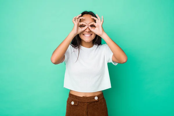 Jong Gemengd Ras Indiaanse Vrouw Geïsoleerd Tonen Oke Teken Ogen — Stockfoto