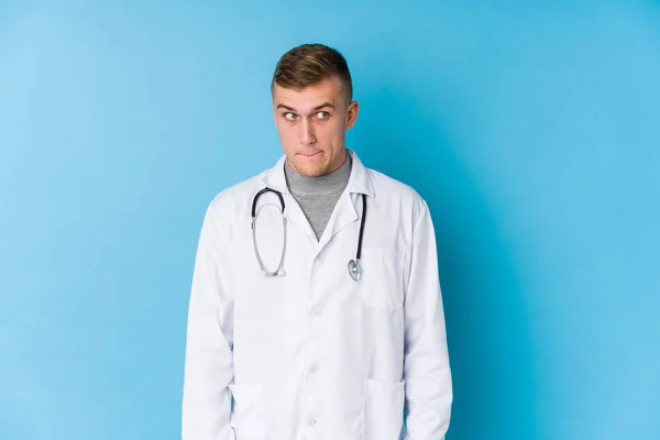 Jovem Homem Médico Caucasiano Confuso Sente Duvidoso Inseguro — Fotografia de Stock