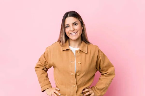 Junge Kaukasierin Isoliert Selbstbewusst Die Hände Auf Den Hüften — Stockfoto