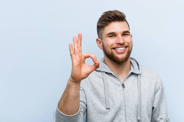 Ung Stilig Fitness Man Glad Och Säker Visar Gest — Stockfoto