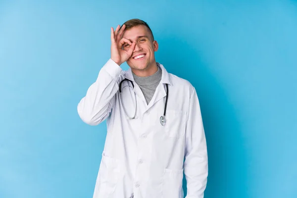 Jovem Médico Caucasiano Homem Animado Mantendo Gesto Olho — Fotografia de Stock