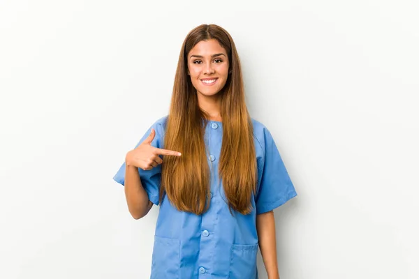 年轻的高加索护士妇女手拉手指着衬衫的复制品空间 自豪而自信 — 图库照片