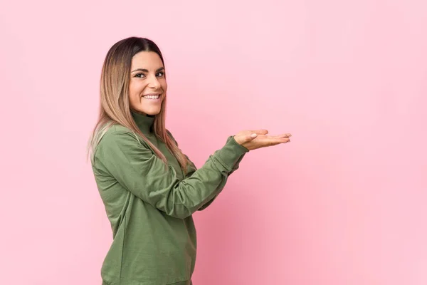 Young Caucasian Woman Isolated Holding Copy Space Palm — 스톡 사진