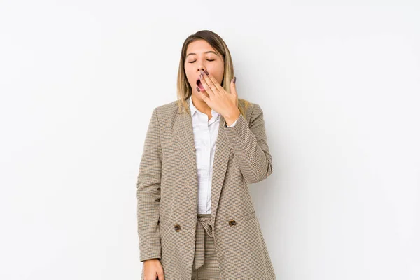 Νεαρή Καυκάσια Επιχειρηματίας Απομονωμένη Χασμουρούμενη Που Δείχνει Μια Κουρασμένη Χειρονομία — Φωτογραφία Αρχείου