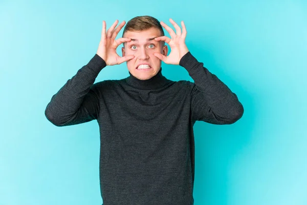 Young Caucasian Man Blue Background Keeping Eyes Opened Find Success — ストック写真