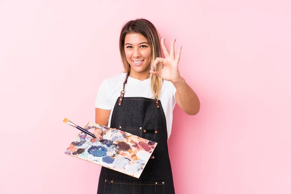 Νεαρή Καλλιτέχνης Καυκάσιος Γυναίκα Κρατώντας Ένα Palett Απομονωμένη Χαρούμενη Και — Φωτογραφία Αρχείου