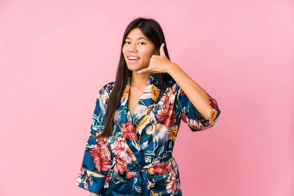 Giovane Donna Asiatica Indossa Pigiama Kimono Mostrando Gesto Chiamata Cellulare — Foto Stock