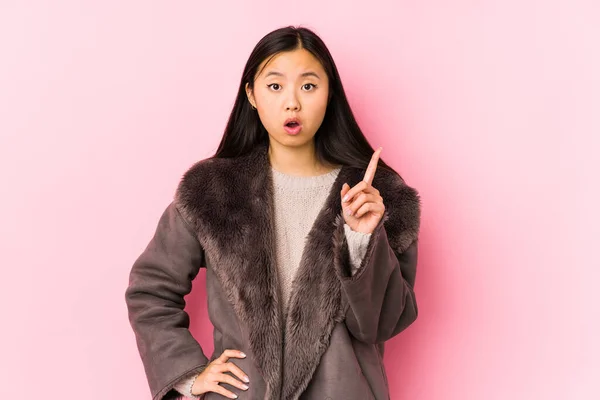 Young Chinese Woman Wearing Coat Isolated Having Idea Inspiration Concept — 스톡 사진