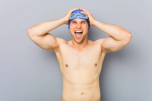 Jovem Nadador Profissional Alegremente Mantendo Mãos Cabeça Conceito Felicidade — Fotografia de Stock