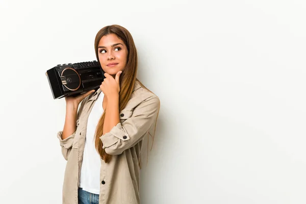 Młoda Kaukaska Kobieta Trzyma Guetto Blaster Patrząc Bok Wątpliwym Sceptycznym — Zdjęcie stockowe