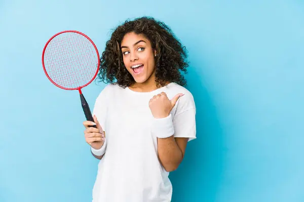 Young African American Woman Playing Badminton Points Thumb Finger Away — ストック写真