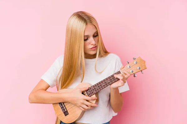 Junge Blonde Frau Spielt Ukelele Isoliert Hintergrund — Stockfoto