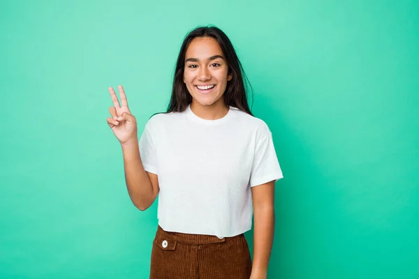 Jeune Indienne Métisse Isolée Montrant Signe Victoire Souriant Largement — Photo