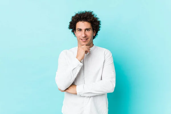 Joven Hombre Maduro Rizado Usando Una Camisa Elegante Sonriendo Feliz — Foto de Stock