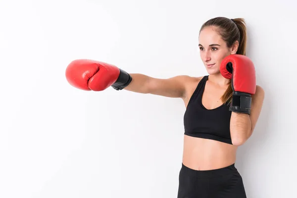 若い白人スポーティな女性ボクシング — ストック写真
