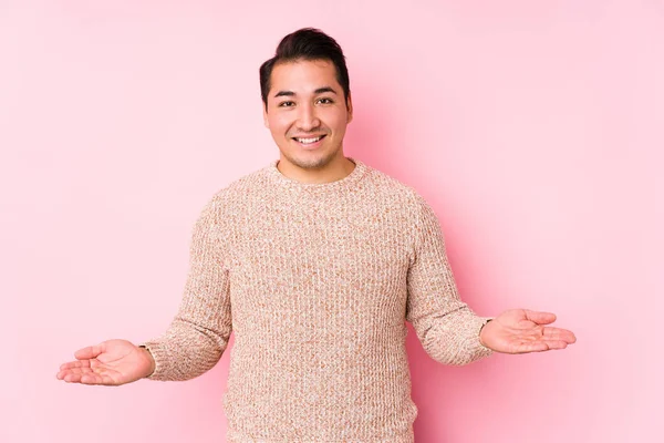 Junger Kurviger Mann Posiert Isoliert Auf Rosa Hintergrund Und Zeigt — Stockfoto