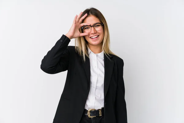 Νεαρή Επιχειρηματίας Καυκάσιος Γυναίκα Ενθουσιασμένος Κρατώντας Εντάξει Χειρονομία Στο Μάτι — Φωτογραφία Αρχείου