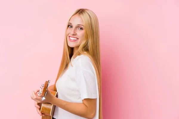 Junge Blonde Frau Spielt Ukelele Isoliert Hintergrund — Stockfoto