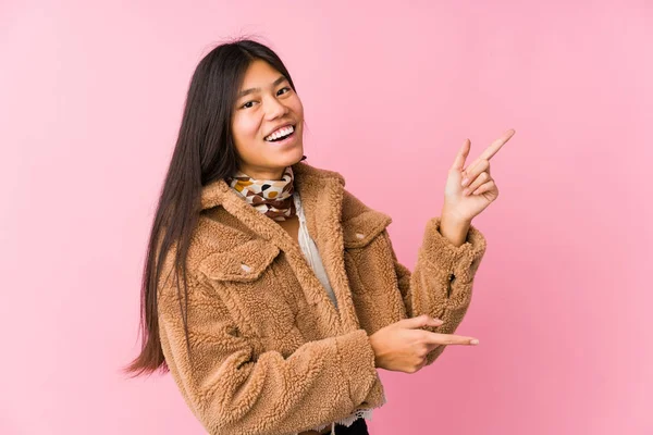 Joven Asiático Mujer Excitada Apuntando Con Los Antepasados Distancia — Foto de Stock