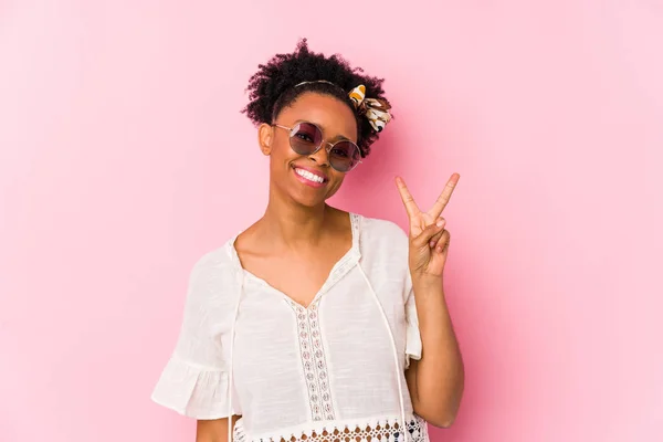 Ung Afrikansk Amerikansk Hipster Kvinna Isolerad Visar Nummer Två Med — Stockfoto