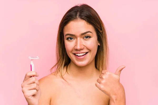 Joven Mujer Caucásica Sosteniendo Una Hoja Afeitar Aislada Joven Mujer — Foto de Stock