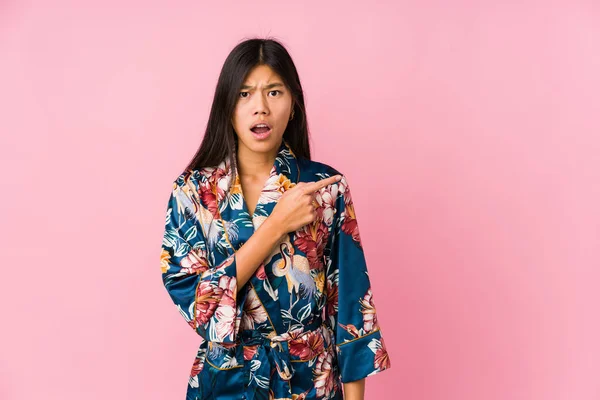 Joven Mujer Asiática Usando Pijama Kimono Apuntando Hacia Lado — Foto de Stock