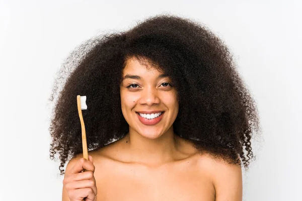Joven Afro Mujer Sosteniendo Cepillo Dientes Aislado Feliz Sonriente Alegre — Foto de Stock