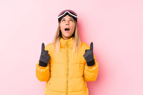 Mulher Branca Jovem Vestindo Uma Roupa Esqui Fundo Rosa Apontando — Fotografia de Stock