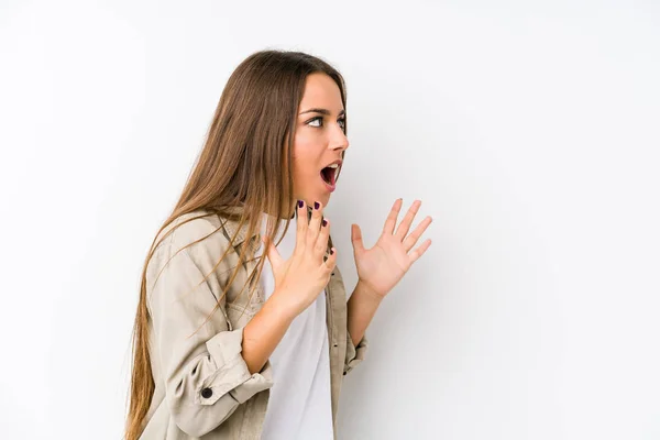 Mujer Joven Caucásica Aislada Grita Fuerte Mantiene Los Ojos Abiertos — Foto de Stock