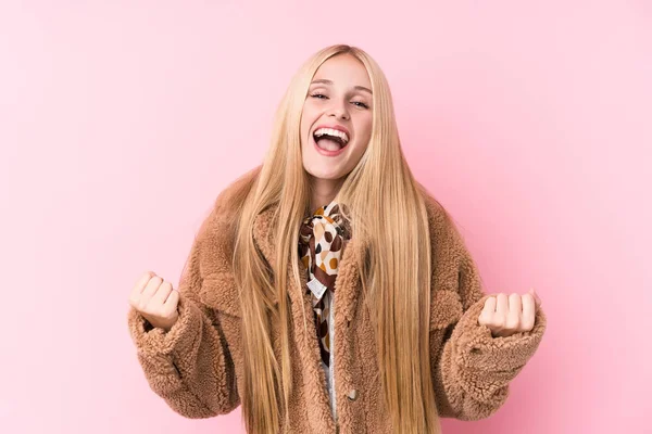 Mujer Rubia Joven Con Abrigo Sobre Fondo Rosa Animando Despreocupado —  Fotos de Stock