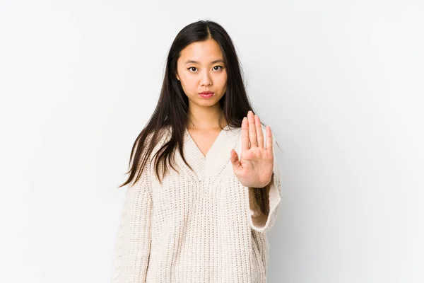 Jeune Femme Chinoise Isolée Debout Avec Main Tendue Montrant Signe — Photo