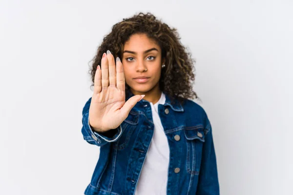 年轻的非洲裔美国妇女站在那里 伸出的手显示出停止的迹象 阻止了你 — 图库照片