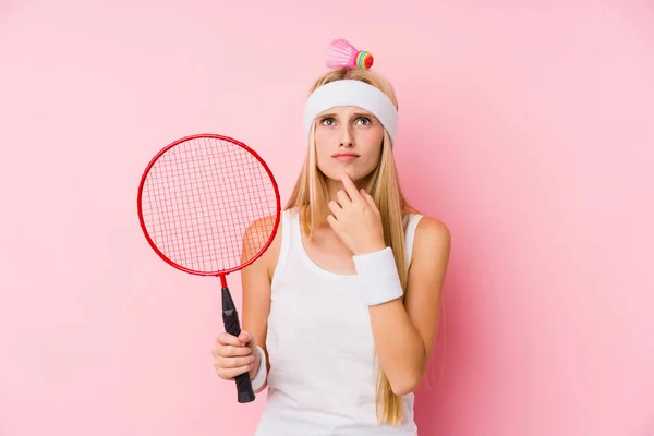 Młoda Blondynka Gra Badminton Odizolowany — Zdjęcie stockowe