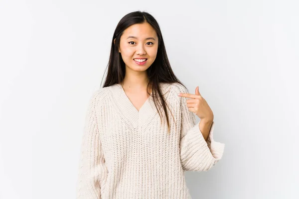 Młoda Chinka Odizolowana Osoba Wskazująca Ręcznie Przestrzeń Kopiowania Koszuli Dumna — Zdjęcie stockowe