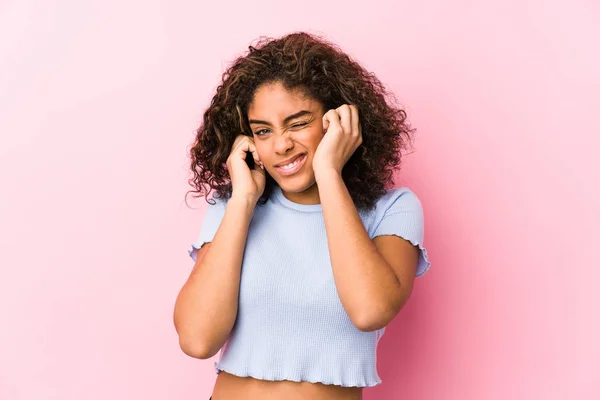 Молодая Африканская Американка Розовом Фоне Закрывает Уши Руками — стоковое фото