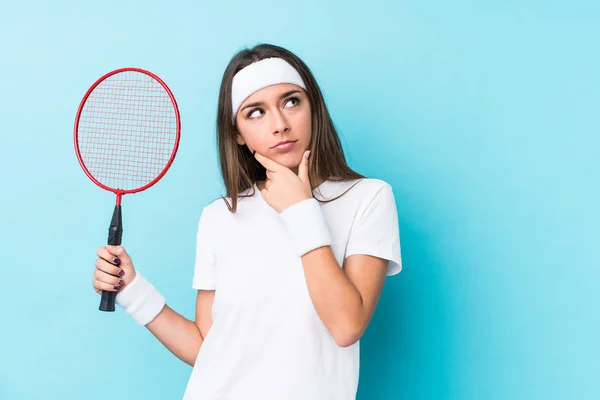 Mujer Caucásica Joven Jugando Bádminton Aislado Mirando Hacia Los Lados — Foto de Stock