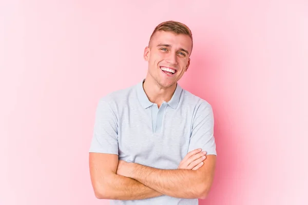 Joven Caucásico Hombre Aislado Riendo Divertirse —  Fotos de Stock