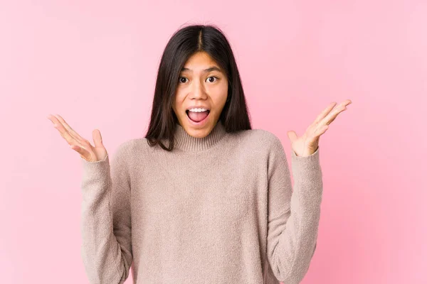 Jovem Chinesa Posando Isolada Celebrando Uma Vitória Sucesso — Fotografia de Stock