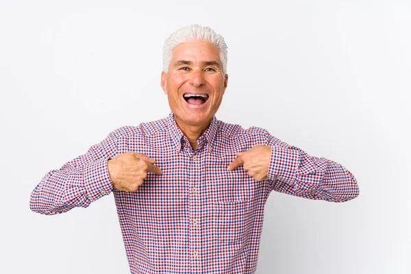Hombre Caucásico Mayor Aislado Sorprendido Señalando Con Dedo Sonriendo Ampliamente — Foto de Stock